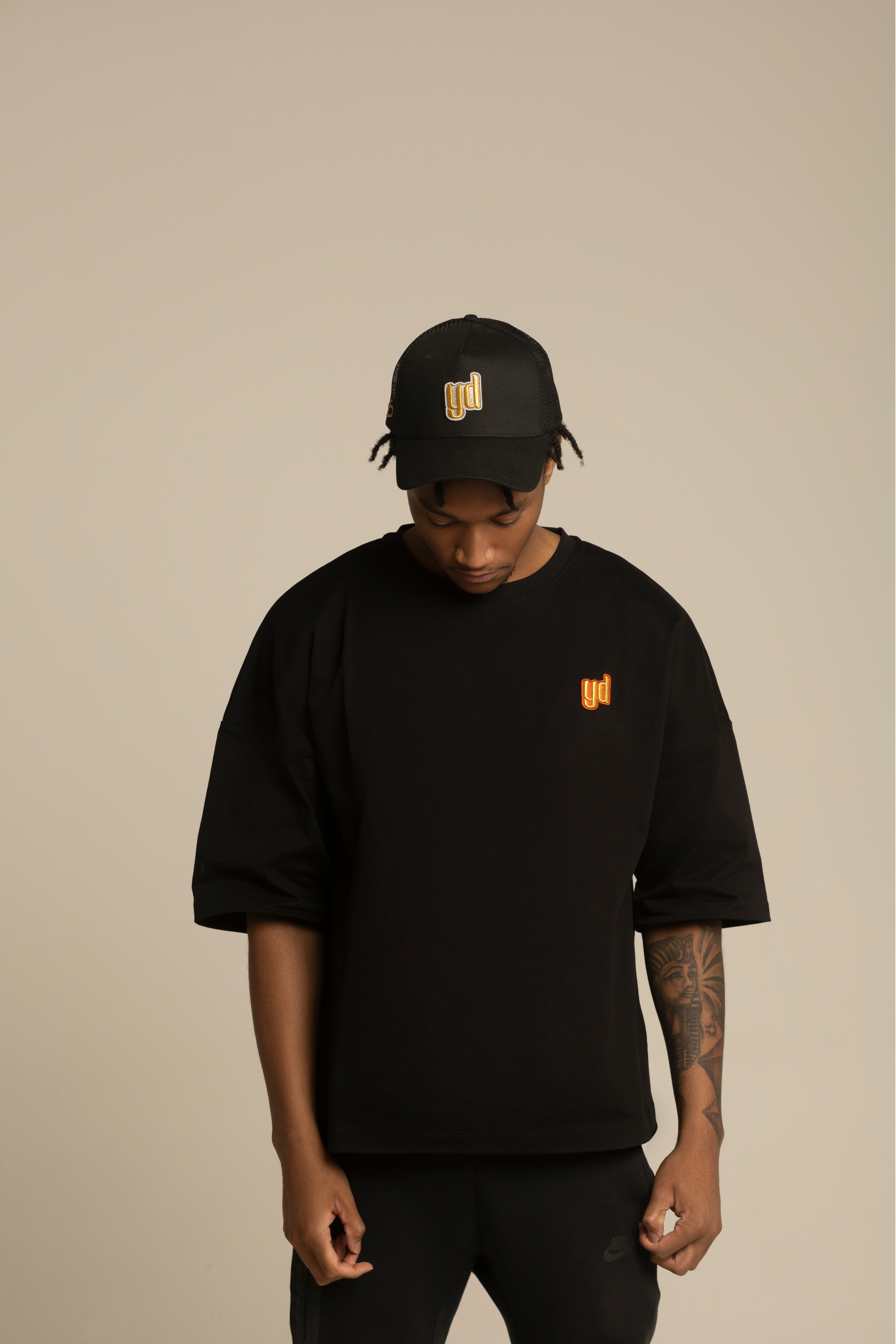 yD Oversized t-shirt with gold logo in black